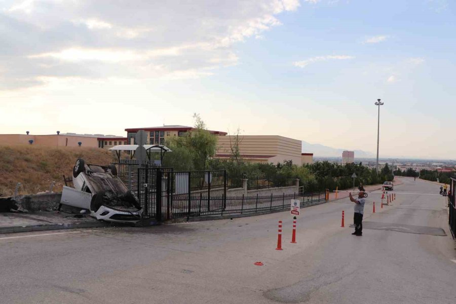 Karaman’da Takla Atan Otomobildeki 4 Üniversite Öğrencisi Yaralandı