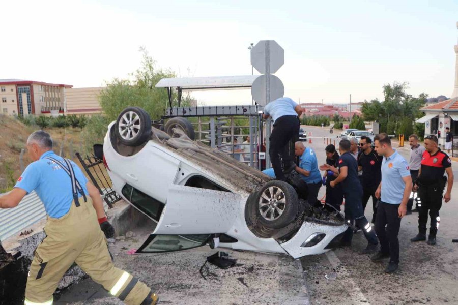 Karaman’da Takla Atan Otomobildeki 4 Üniversite Öğrencisi Yaralandı