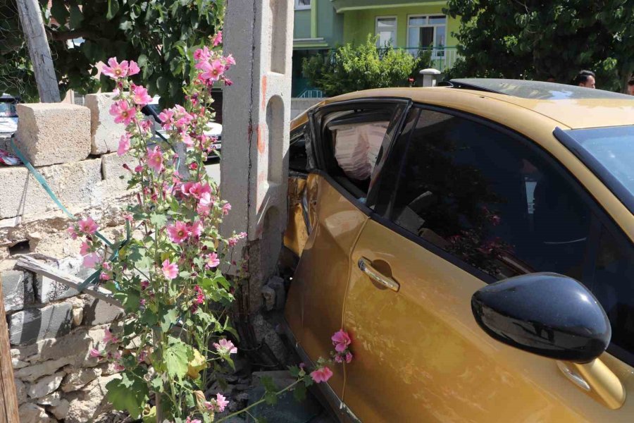 Karaman’da İki Otomobilin Çarpıştığı Kazada 3 Kişi Yaralandı: Kaza Anı Kameraya Yansıdı