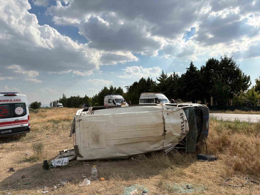 Tarım İşçilerini Taşıyan Minibüs Devrildi: 17 Yaralı
