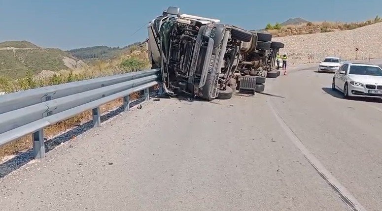 Antalya-konya Yolunda Devrilen Tırın Sürücüsü Yaralandı