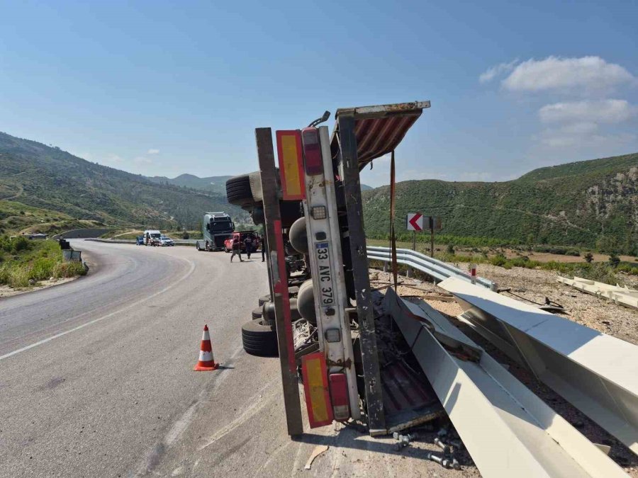 Antalya-konya Yolunda Devrilen Tırın Sürücüsü Yaralandı