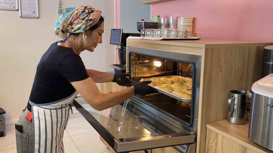 Kadın Girişimci 60 Yaşında Hayalini Gerçekleştirdi: Meslek Edindirme Kursunu Bitirdi, Kendi İş Yerini Açtı