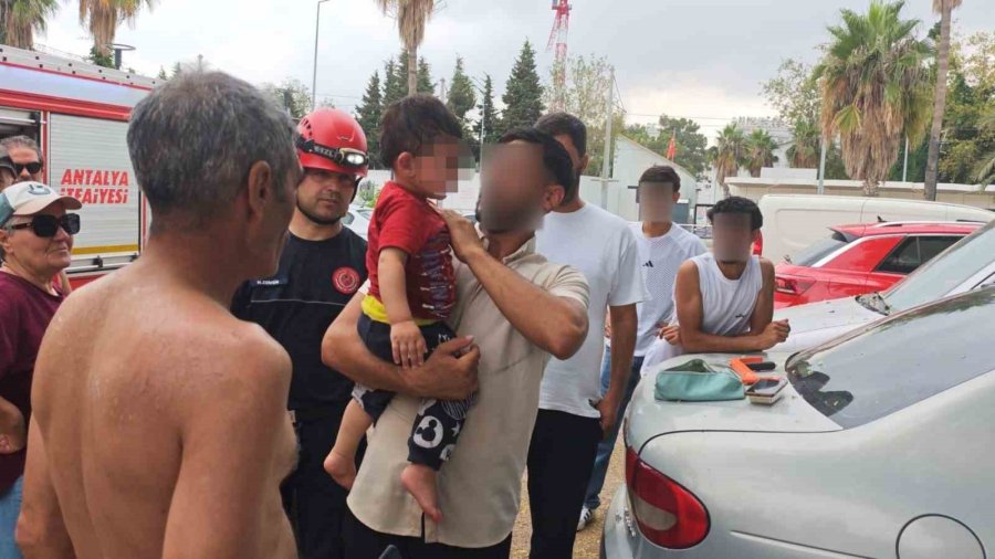 Antalya’da Otomobilde Kilitli Kalan Çocuğu İtfaiye Kurtardı