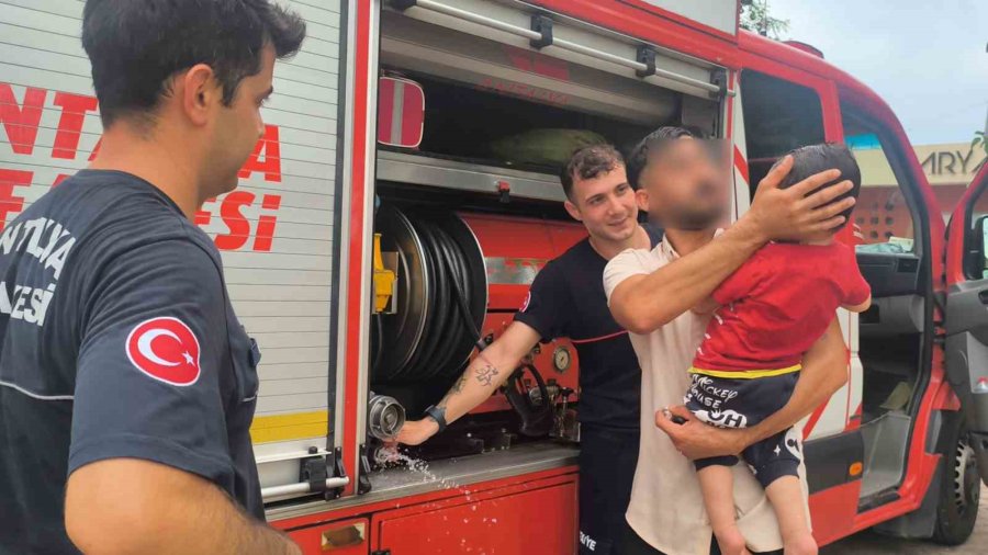 Antalya’da Otomobilde Kilitli Kalan Çocuğu İtfaiye Kurtardı