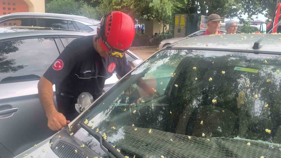 Antalya’da Otomobilde Kilitli Kalan Çocuğu İtfaiye Kurtardı