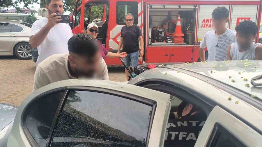 Antalya’da Otomobilde Kilitli Kalan Çocuğu İtfaiye Kurtardı