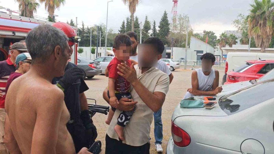 Antalya’da Otomobilde Kilitli Kalan Çocuğu İtfaiye Kurtardı