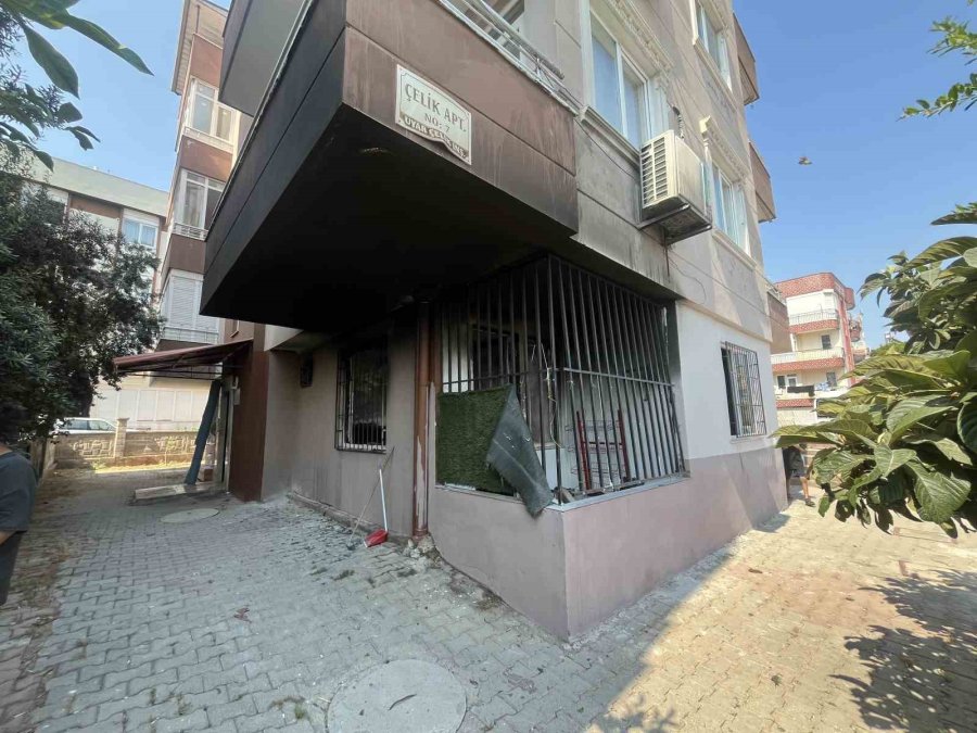 İtfaiye Erleri Yangından Kurtulan Çocuğu Yalnız Bırakmadı: "allah Çocuğumu Korumuş"