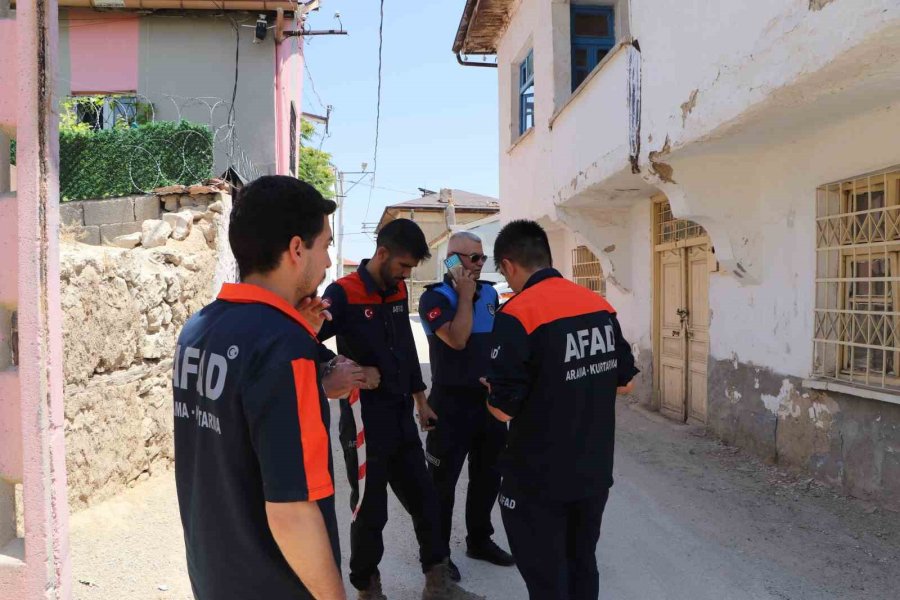 Karaman’da Duvarı Yıkılan Metruk Ev İçin Önlem Alındı