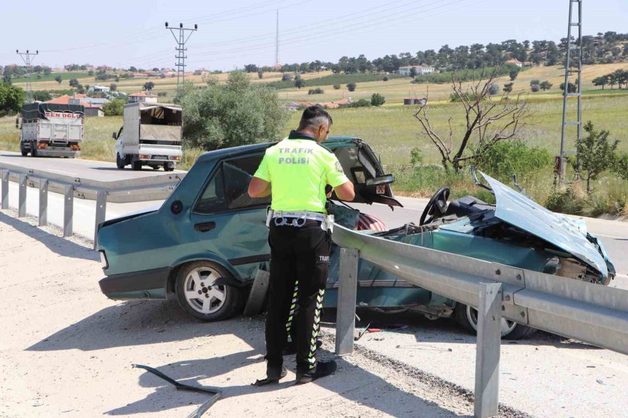 Tofaş Bariyerlere Ok Gibi Saplandı: 1 Yaralı