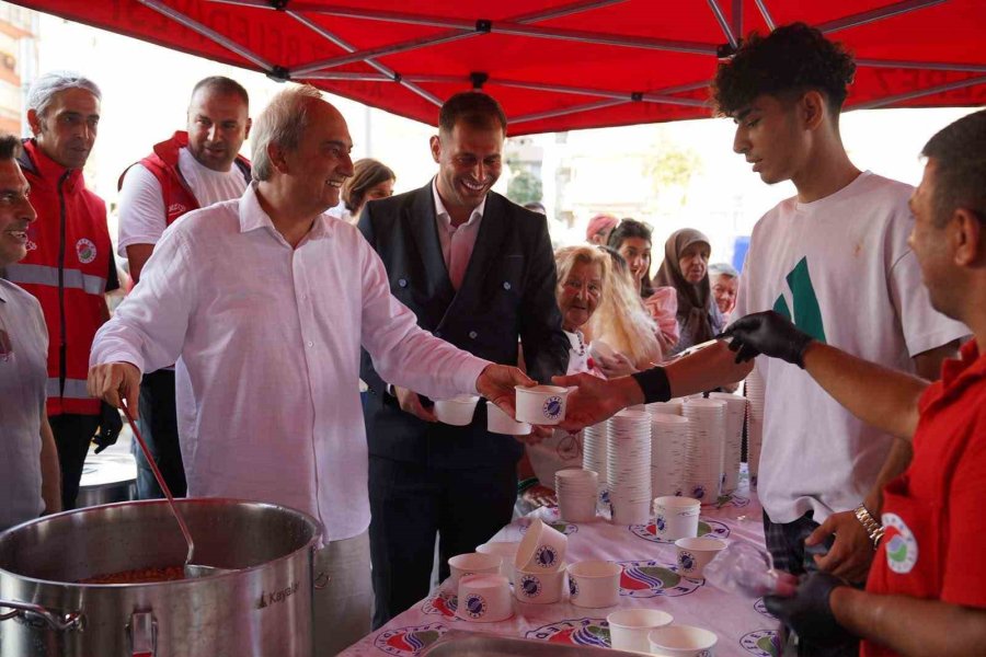 Başkan Kocagöz Aşure Bereketini Vatandaşlarla Paylaştı