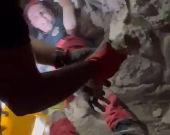 Konya’da Duvar Arasında Kalan Kediye İtfaiyeden 9 Saatlik Kurtarma Operasyonu