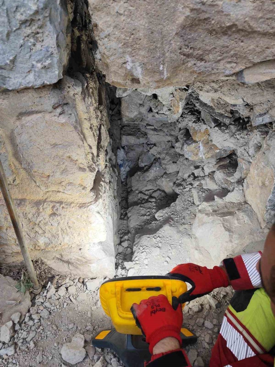 Konya’da Duvar Arasında Kalan Kediye İtfaiyeden 9 Saatlik Kurtarma Operasyonu