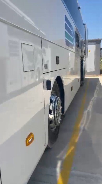 Tur Otobüsünün Sıkıştırdığını İddia Ettiği Motosiklet Sürücüsü Ağır Yaralandı