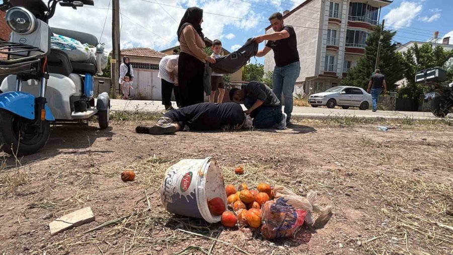 Yerde Yatan Yaralı Kadına Mont İle Gölgelik Yaptılar