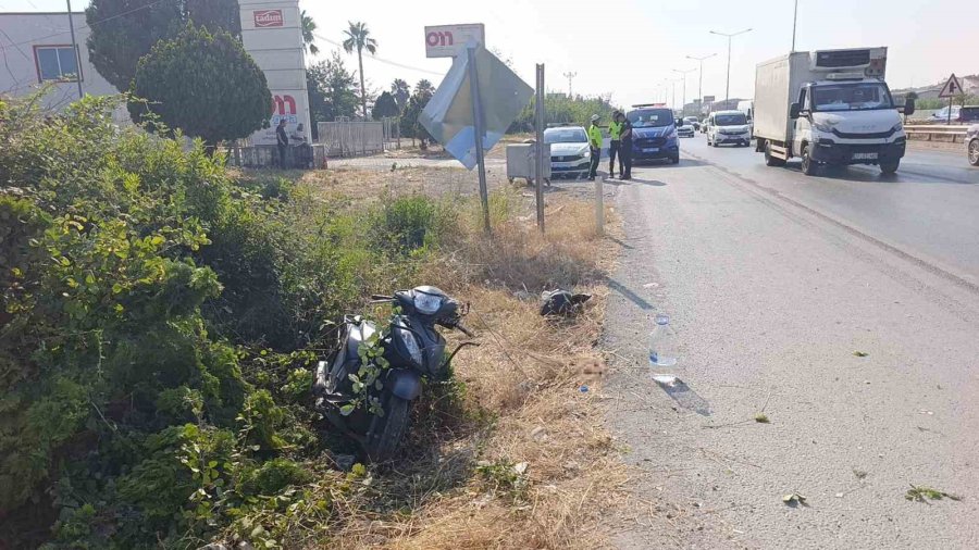 Yol Kenarındaki Tabelaya Çarpan Motosikletli Kask Sayesinde Hayata Tutundu