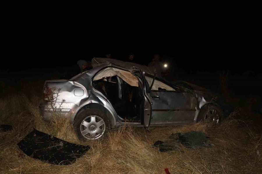 Otomobil Takla Atarak Şarampole Uçtu: 3 Yaralı