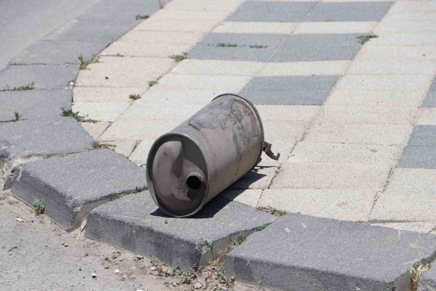 Karaman’da Dubaya Çarpan Otomobilin Tekeri İle Egzozu Koptu: Kaza Anı Kamerada