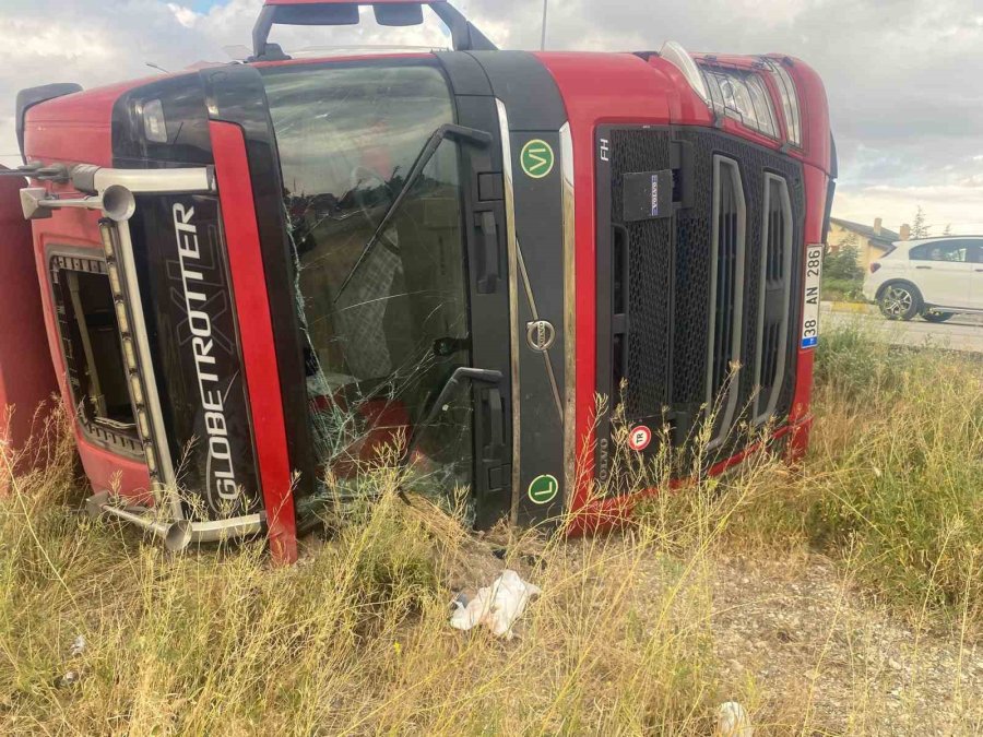 Kereste Yüklü Tır Devrildi: 1 Yaralı