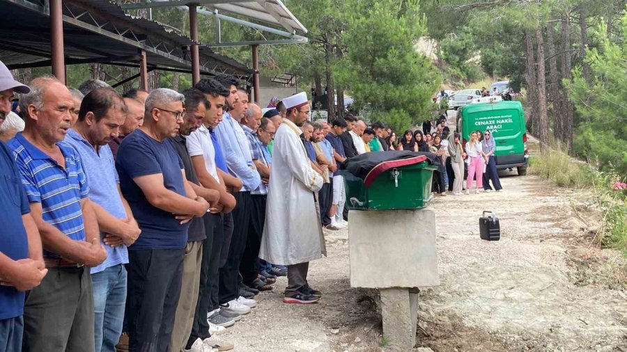 Otomobilin Çarptığı Avukat, Cübbesi İle Son Yolculuğuna Uğurlandı