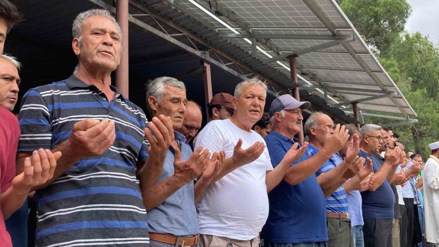 Otomobilin Çarptığı Avukat, Cübbesi İle Son Yolculuğuna Uğurlandı