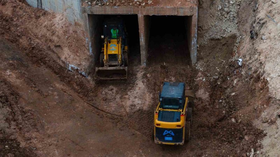 Mersin’de Yağmur Suyu Hatları Temizleniyor
