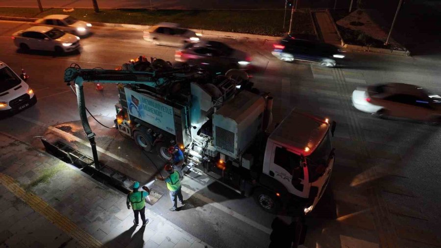 Mersin’de Yağmur Suyu Hatları Temizleniyor