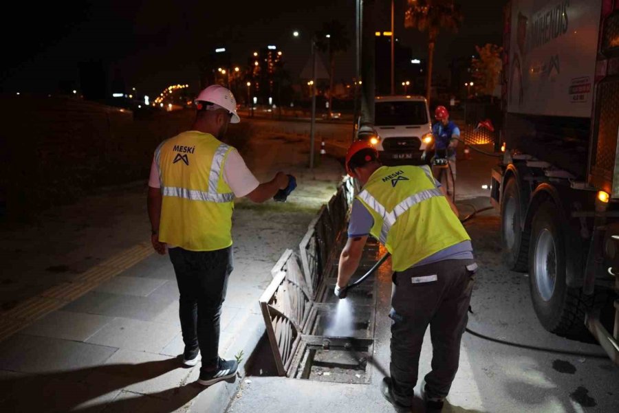 Mersin’de Yağmur Suyu Hatları Temizleniyor