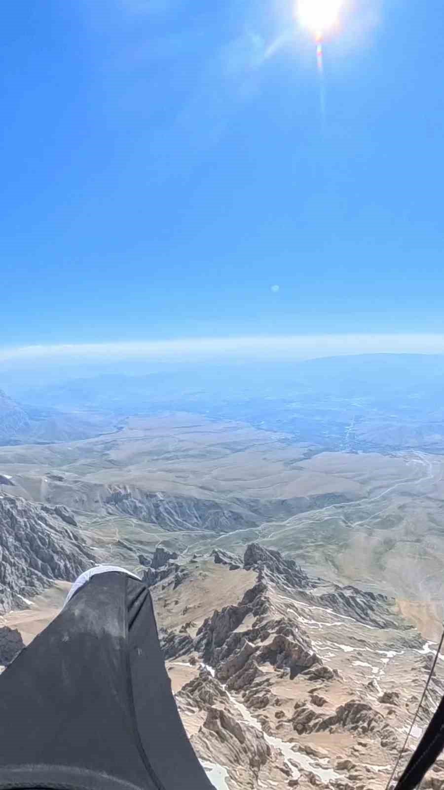 Aladağlar Zirvelerini Gökyüzünden Geçiyorlar