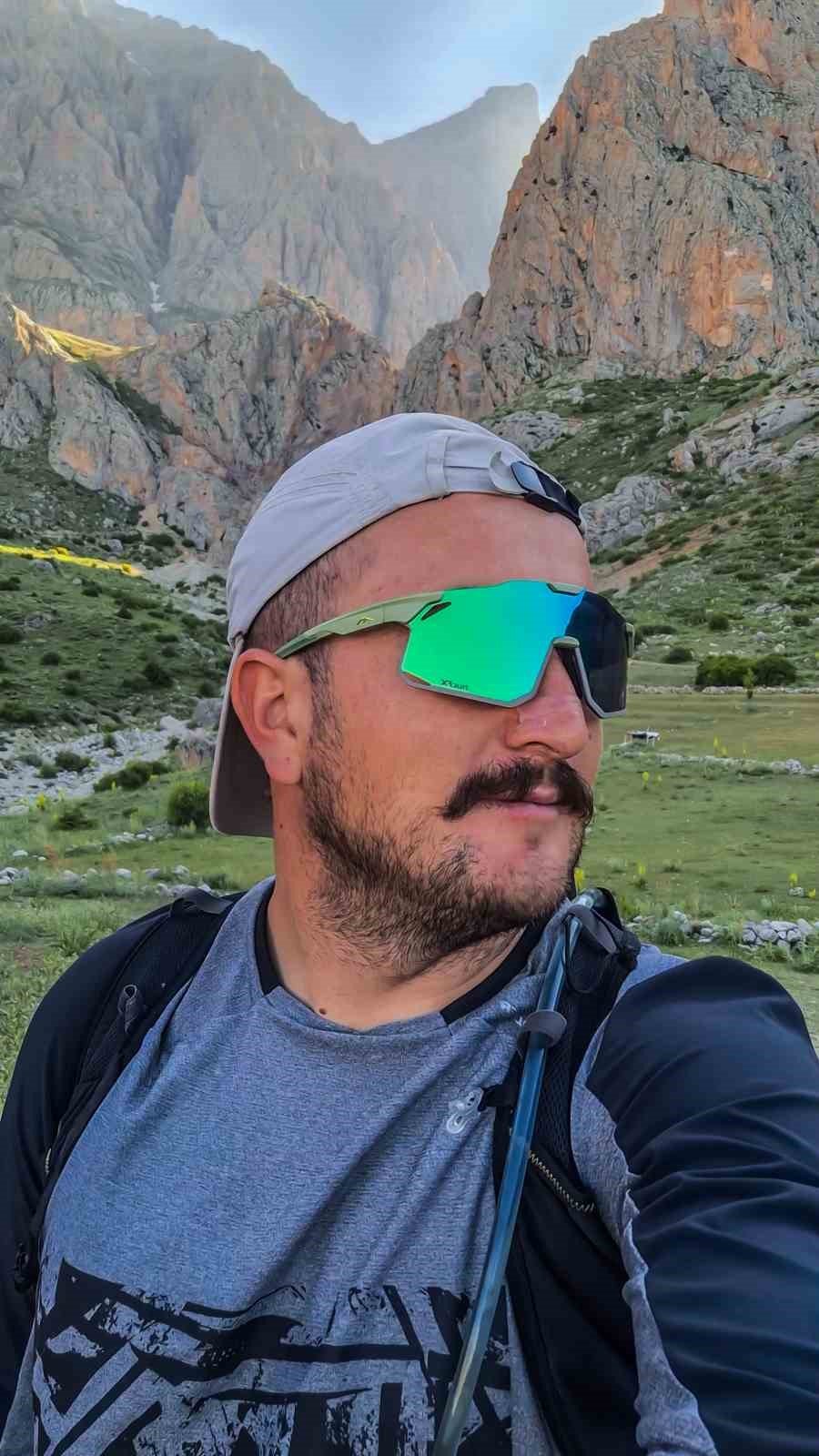 Aladağlar Zirvelerini Gökyüzünden Geçiyorlar