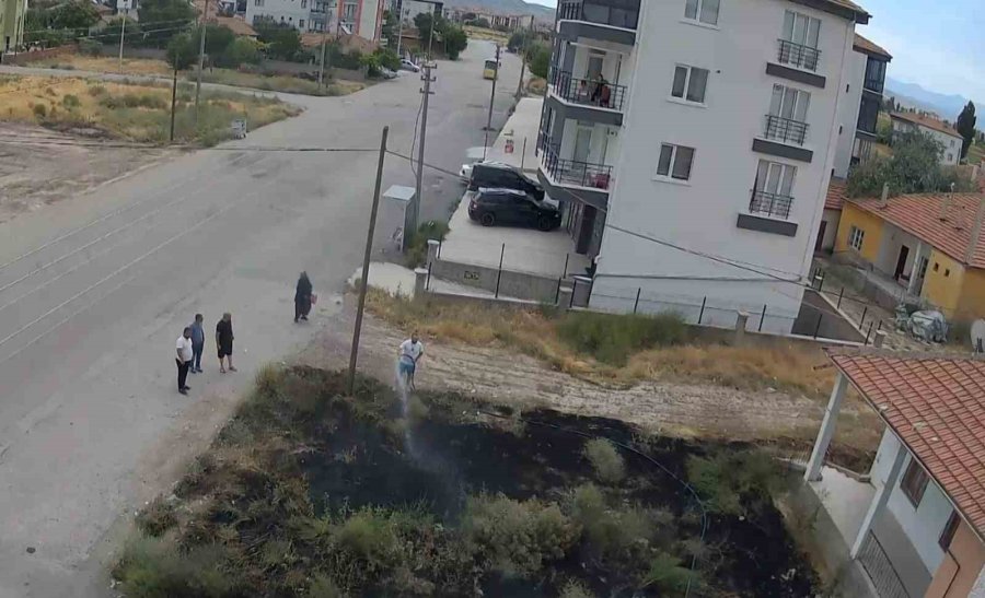 Çocukların Maytapla Çıkardığı Ot Yangını Kamerada