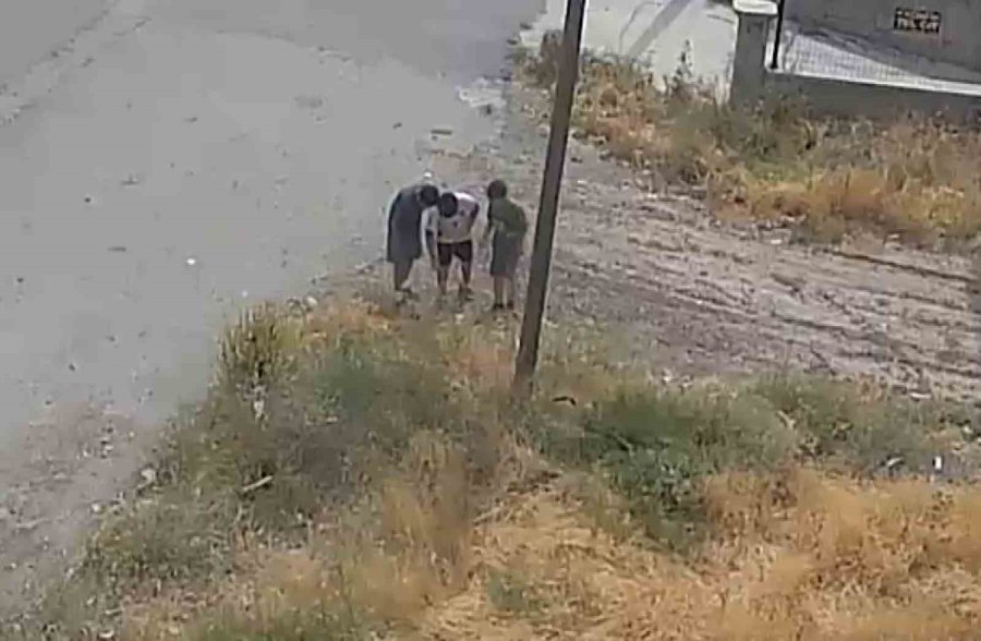 Çocukların Maytapla Çıkardığı Ot Yangını Kamerada