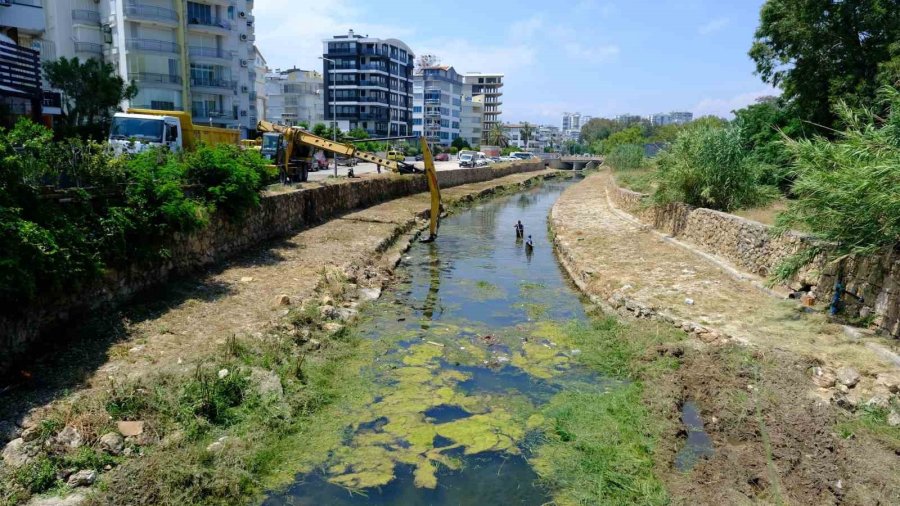 Asat’tan Konyaaltı’nda Kapsamlı Kanal Temizliği