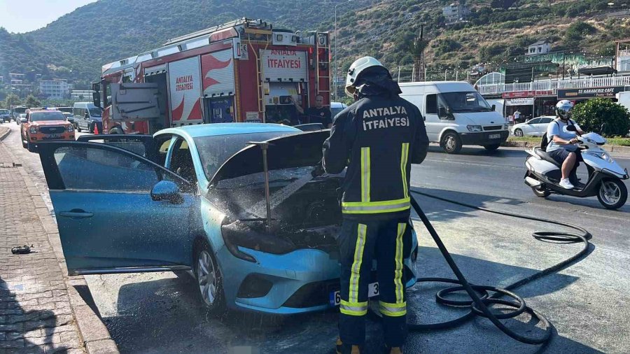 Seyir Halindeki Otomobil Alev Aldı, İlk Müdahale Orman İşletme Personelinden Geldi