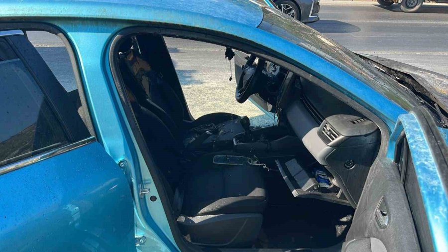 Seyir Halindeki Otomobil Alev Aldı, İlk Müdahale Orman İşletme Personelinden Geldi
