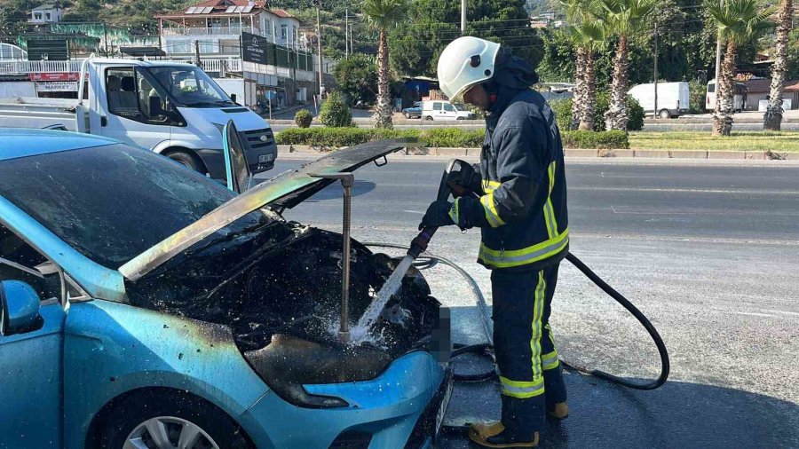 Seyir Halindeki Otomobil Alev Aldı, İlk Müdahale Orman İşletme Personelinden Geldi