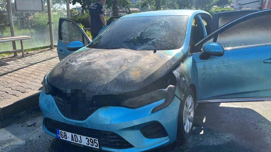 Seyir Halindeki Otomobil Alev Aldı, İlk Müdahale Orman İşletme Personelinden Geldi