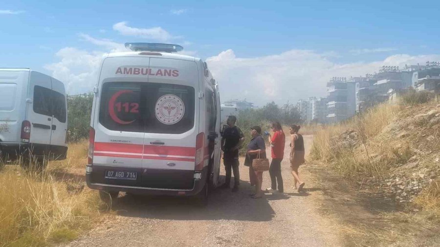 İnşaat Malzemelerinin Bulunduğu Baraka Alevlere Teslim Oldu