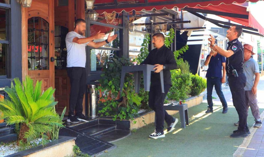 Ağaca Zincirlenen Römork Reklam Panosu Oldu, Ekipler Kaynak Makinesiyle Müdahalede Bulundu