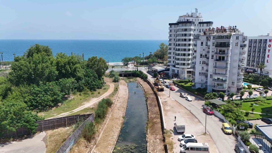 Asat’tan Konyaaltı’nda Kapsamlı Kanal Temizliği