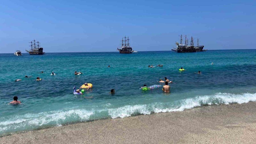 Alanya’da Hava 33, Deniz 29 Dereceyi Gördü, Turistler Denize Koştu