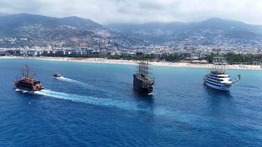 Alanya’da Hava 33, Deniz 29 Dereceyi Gördü, Turistler Denize Koştu