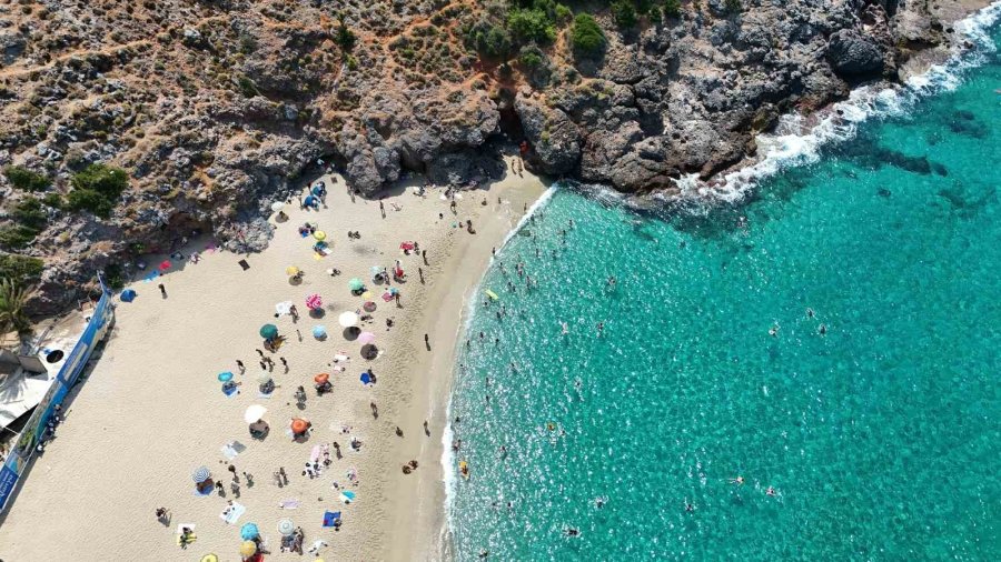 Alanya’da Hava 33, Deniz 29 Dereceyi Gördü, Turistler Denize Koştu