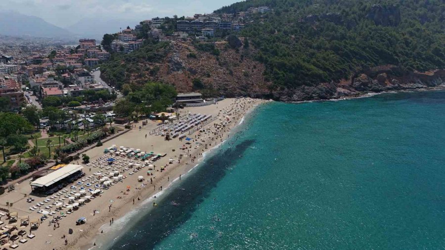 Alanya’da Hava 33, Deniz 29 Dereceyi Gördü, Turistler Denize Koştu