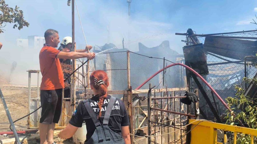 İnşaat Malzemelerinin Bulunduğu Baraka Alevlere Teslim Oldu