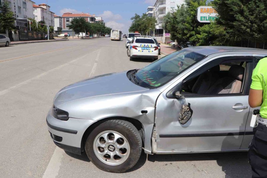 Otomobille Çarpışan Motosikletin Sürücüsü Yaralandı