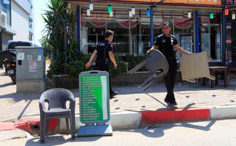 Ağaca Zincirlenen Römork Reklam Panosu Oldu, Ekipler Kaynak Makinesiyle Müdahalede Bulundu