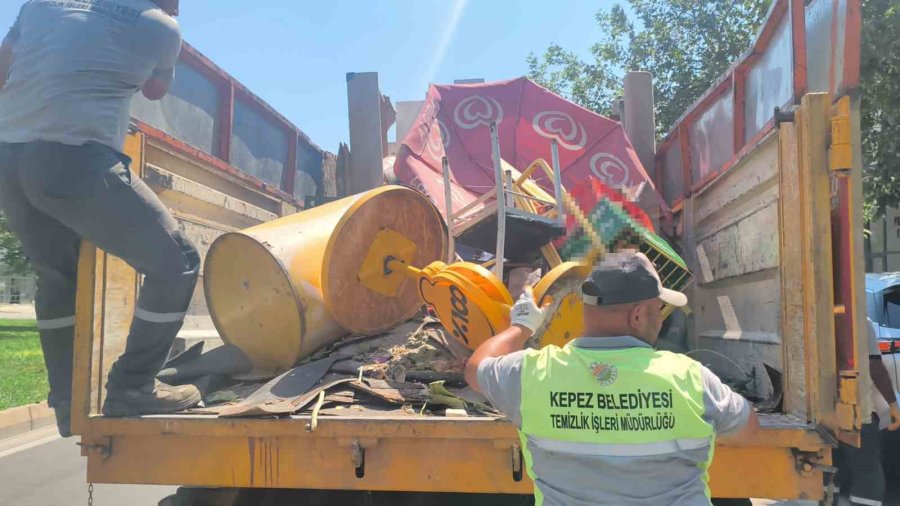 Ağaca Zincirlenen Römork Reklam Panosu Oldu, Ekipler Kaynak Makinesiyle Müdahalede Bulundu