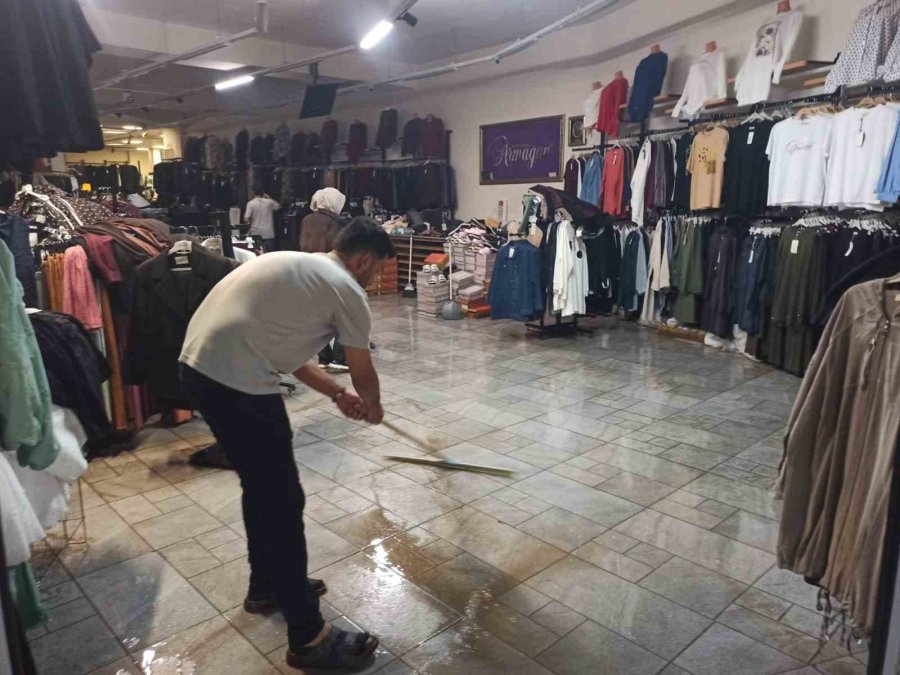 Seydişehir’de Sağanak Etkili Oldu, İş Yerlerini Su Bastı